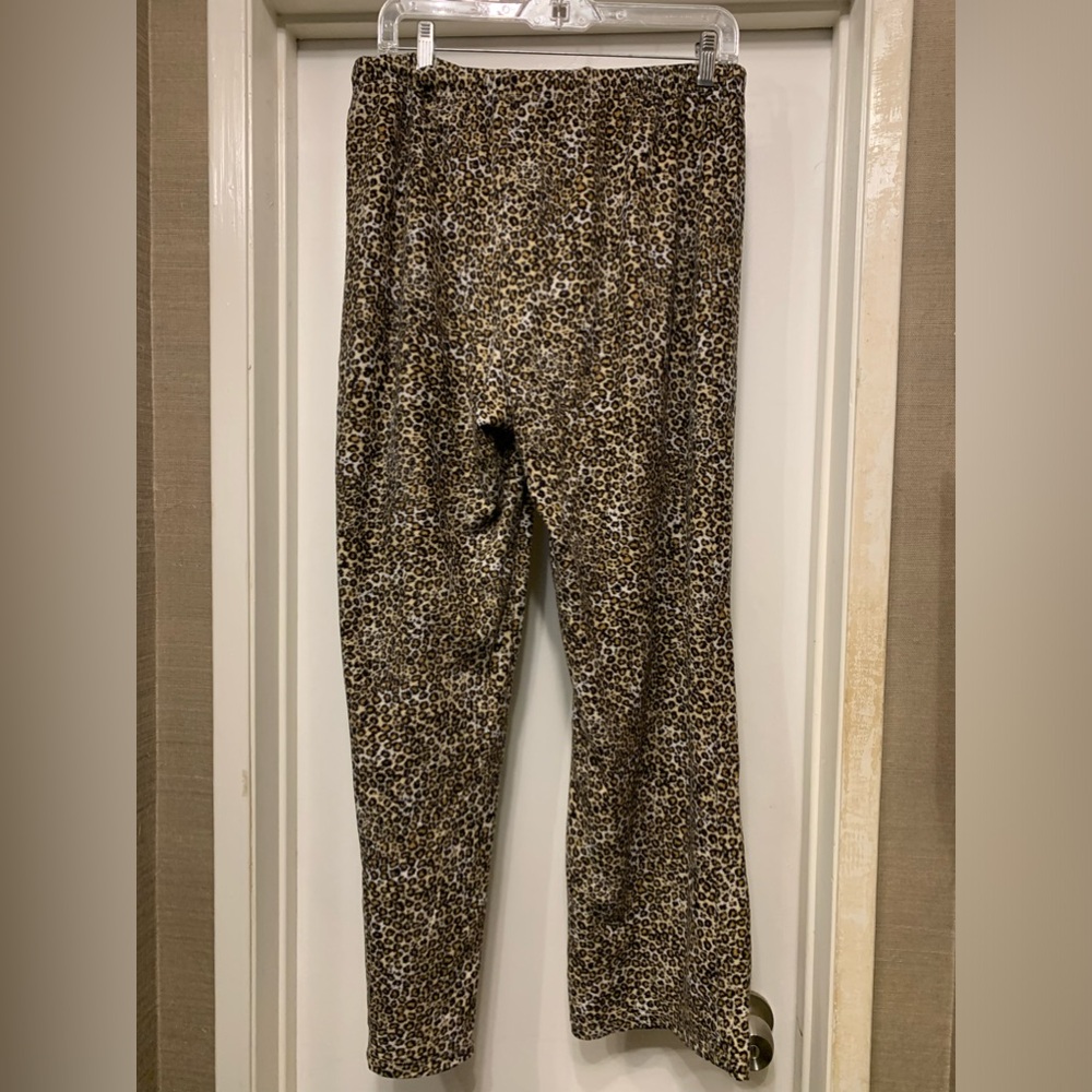 🦁✨ Feline Fabulous in LizWear Leopard Print Pajama Set! ✨🦁 - Picture 8 of 12